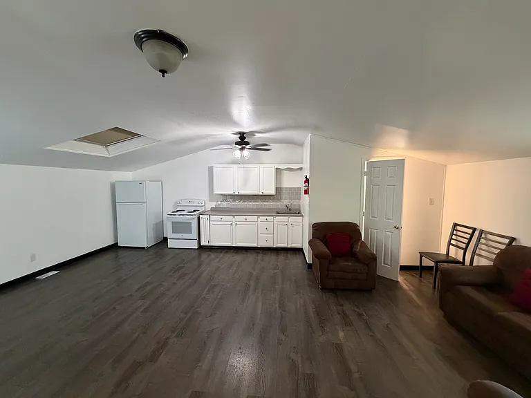 208 S Main St #B — Photo 3