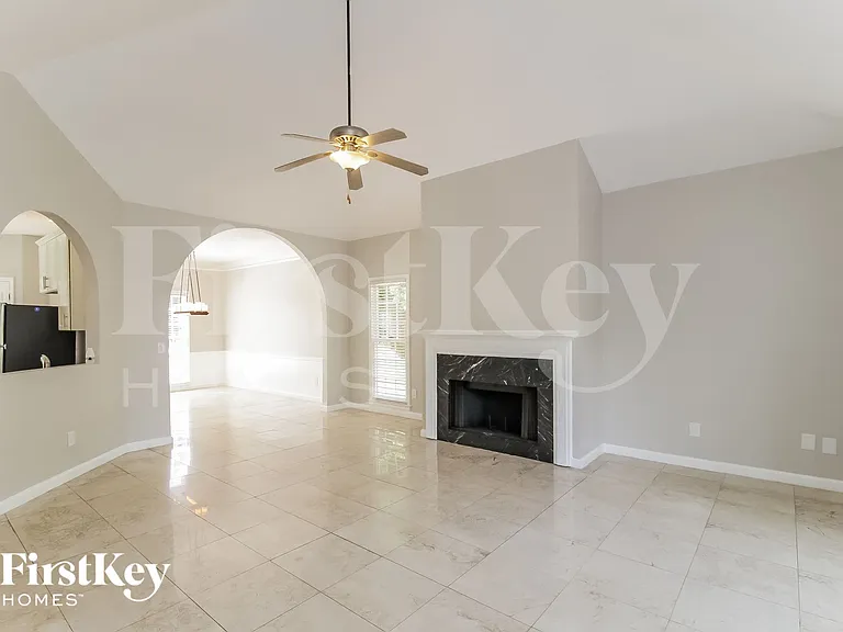 224 Tennis Court Ln NW — Photo 2