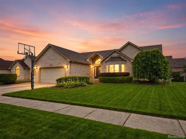 47676 Sandy Ridge Dr, Macomb, MI 48044