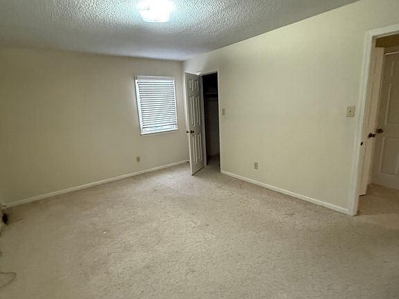 3rd image of 1526 Regency Ct