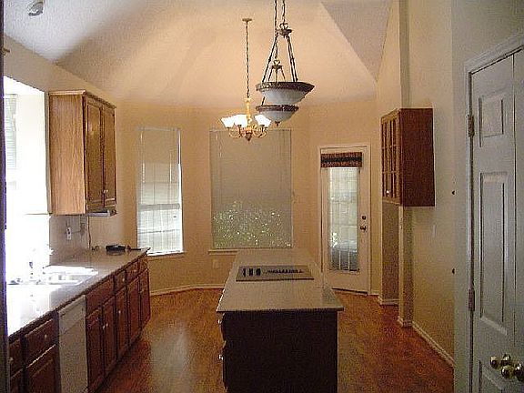5th image of 2210 Cherry Hill Ln