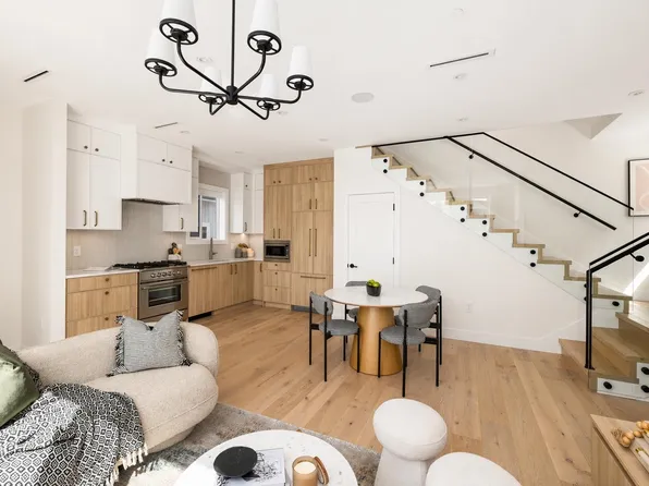 3141 E 19th Ave #2, Vancouver, BC V5M 2T2