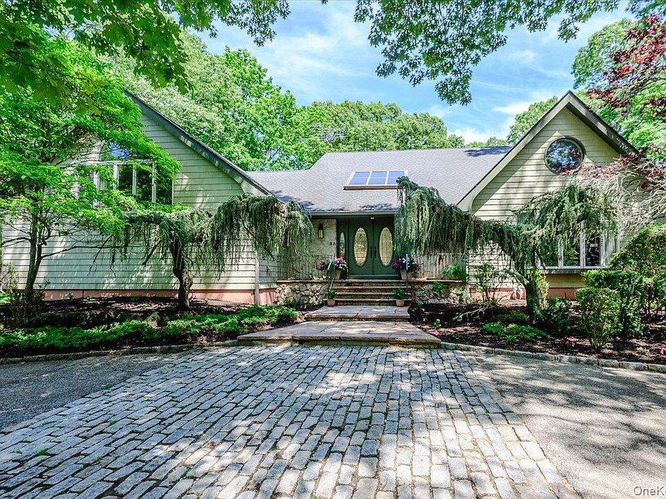 1st image of 33 Meadow Farm Road