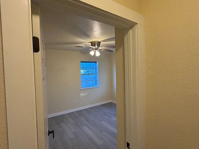 903 Curry Ave — Photo 6
