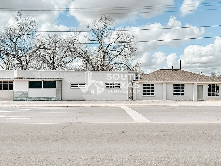 305 N Laurent St — Photo 1