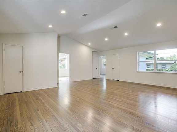 5th image of 735 Nottingham Dr