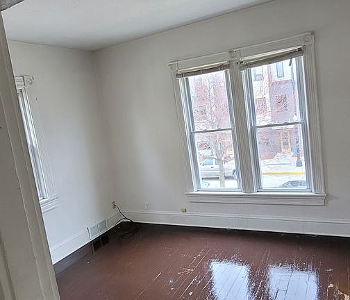 4th image of 425 W Brackenridge St
