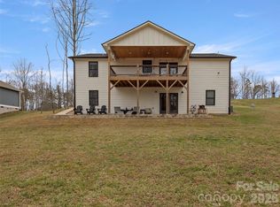 127 Walt Dr, Hendersonville, NC 28792