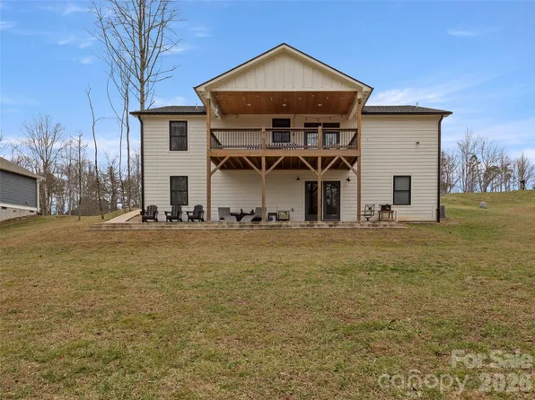 127 Walt Dr, Hendersonville, NC 28792
