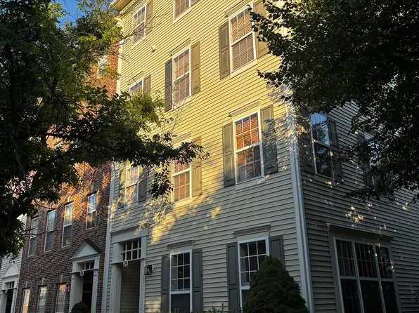 15 Swanton Ln Unit 200, Gaithersburg, MD 20878