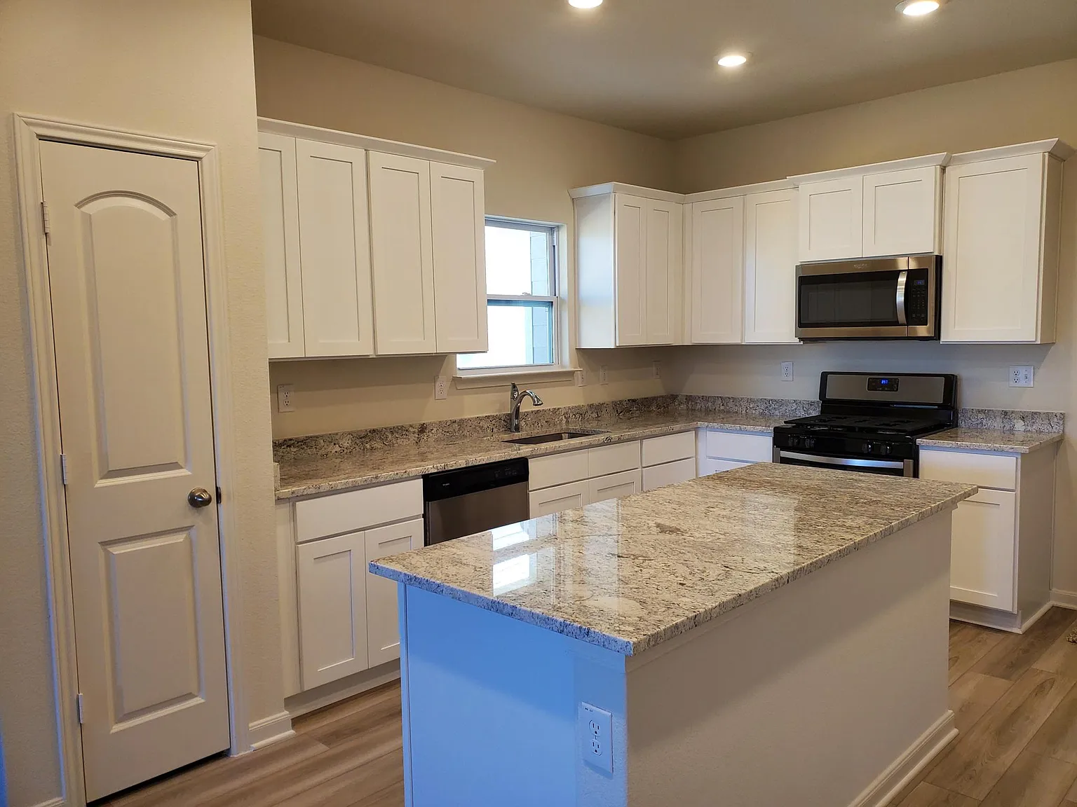 4 bed, 2.5 bath, 1772 sqft, $1,850 — Photo 2