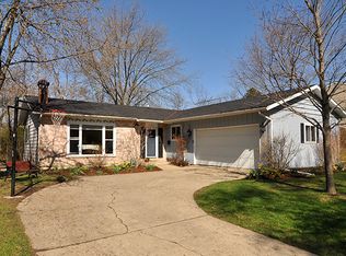 1942 Nottingham Ln, Wheaton, IL 60189