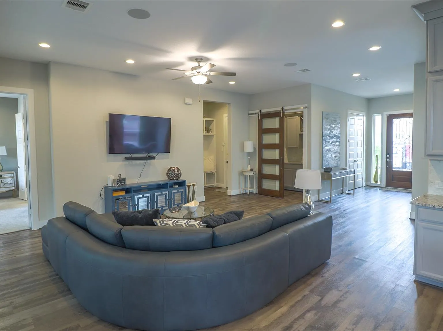 3 bed, 2.0 bath, 1832 sqft, $3,490 — Photo 3
