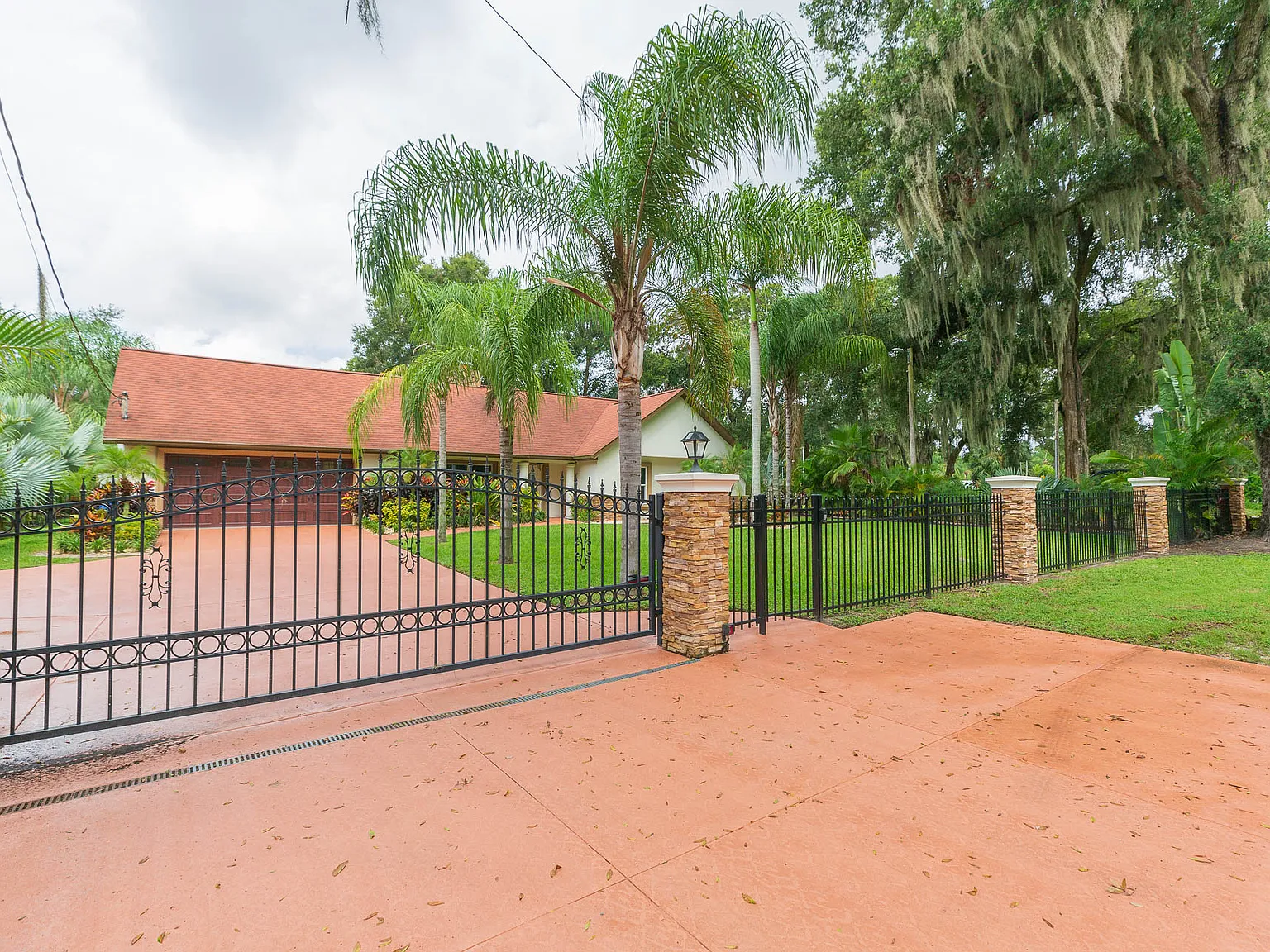 5 bed, 2400 sqft, $4,500 — Photo 2