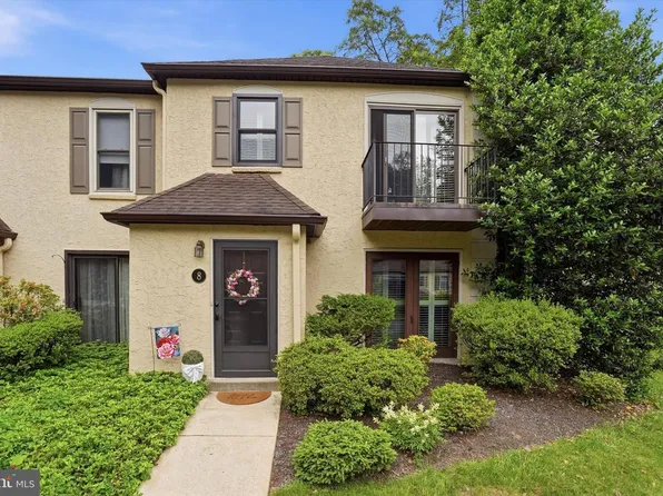 8 Summit Dr, Bryn Mawr, PA 19010