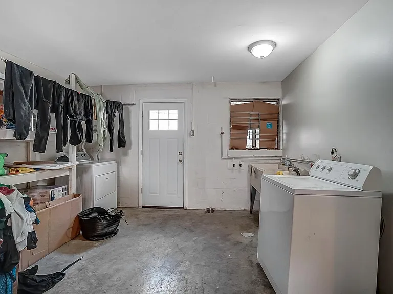 454 Warner St — Photo 16