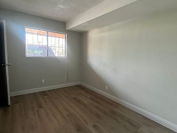 4th image of 832 W 81st St APT 11
