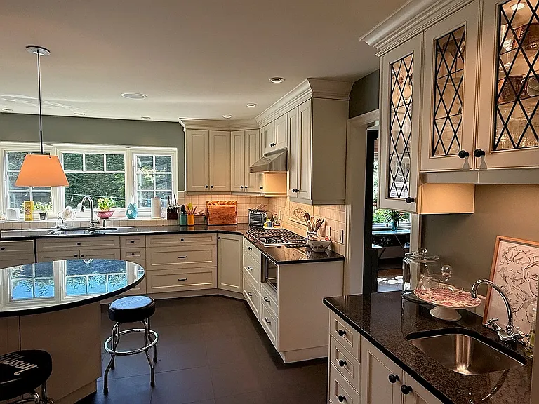 Gourmet kitchen & appliances