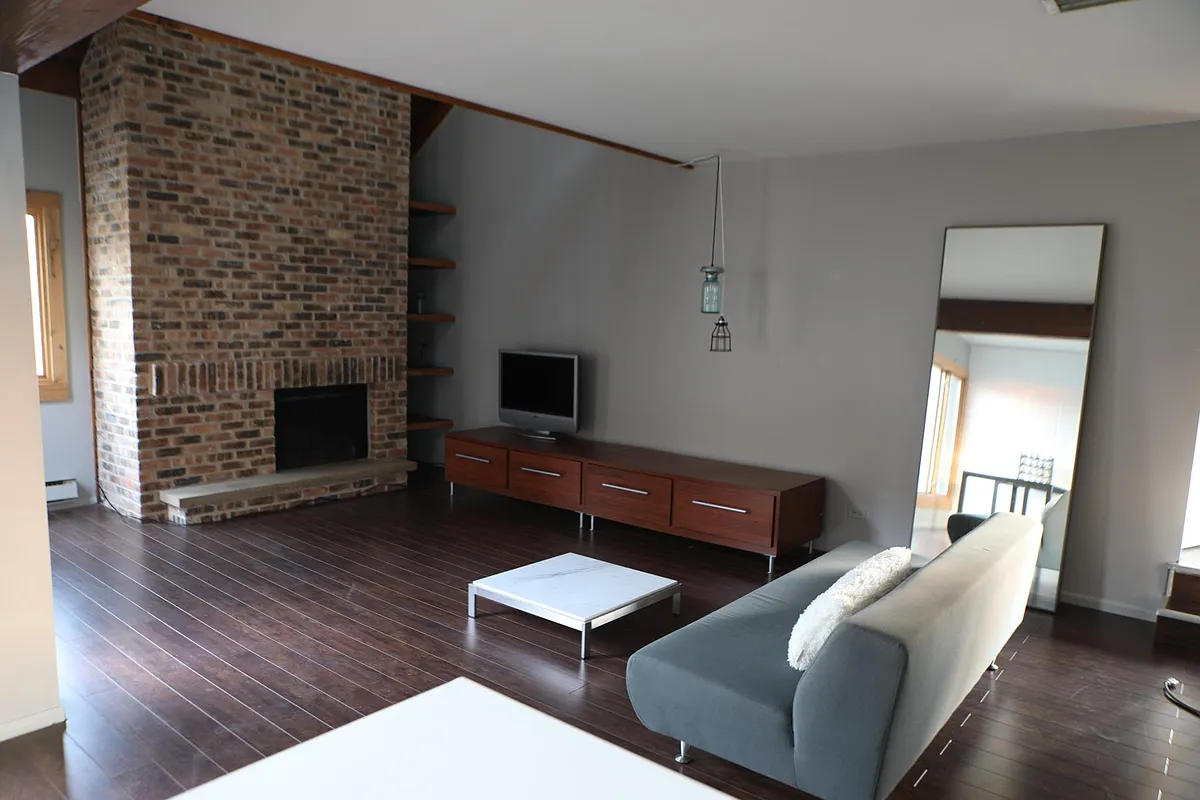 Living Room - 3334 Berwyn Ave #239