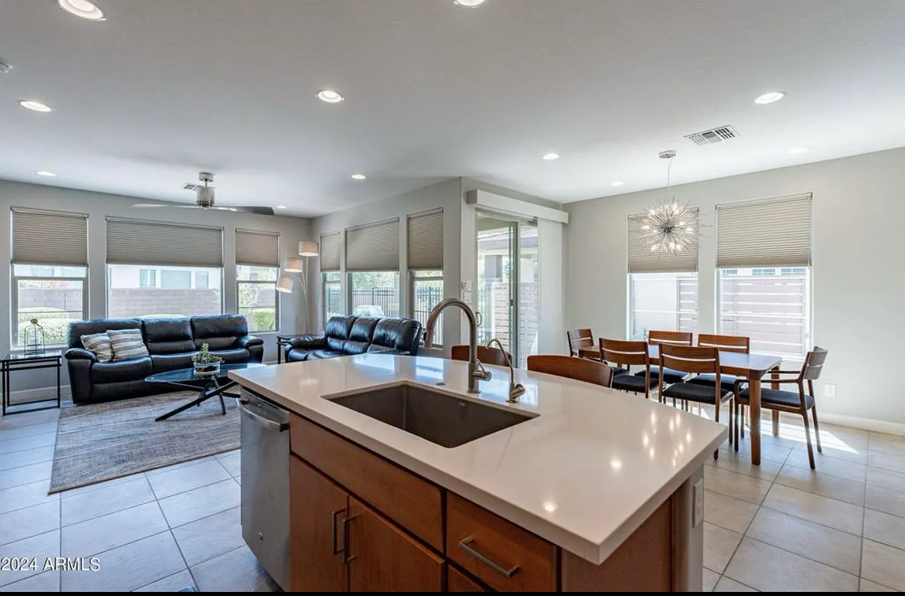 3 bed, 2186 sqft, $3,700 — Photo 3