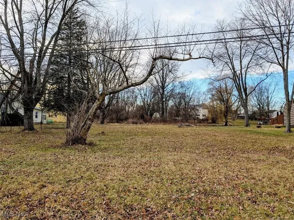 Buckeye Dr, Sheffield Lake, OH 44054