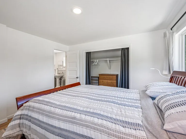 Upstairs bedroom, queen bed
