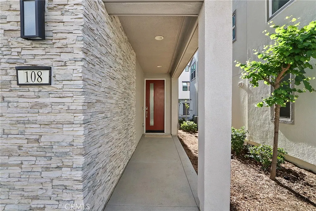 2 bed, 2.5 bath, 1320 sqft, $4,000 — Photo 1