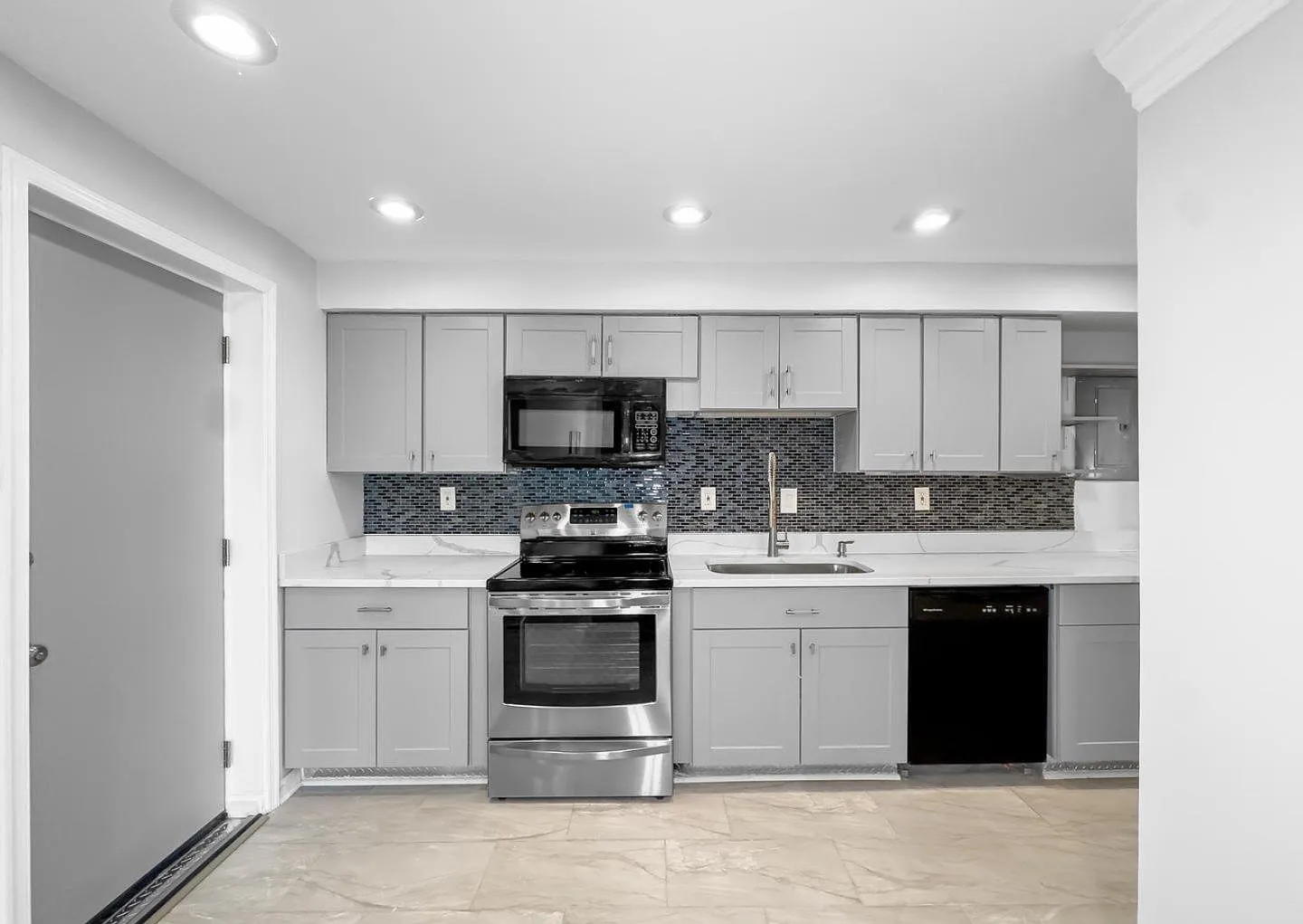 3 bed, 2.0 bath, 2000 sqft, $1,118 — Photo 4