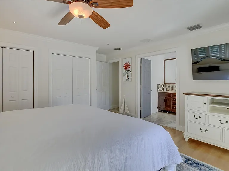 2600 N Riverside Dr — Photo 17
