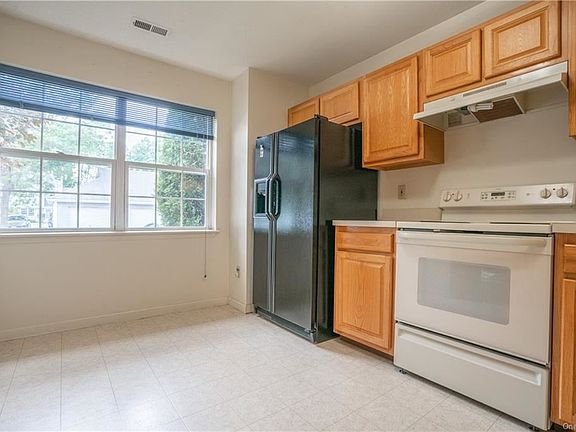 3rd image of 28 Evergreen Way