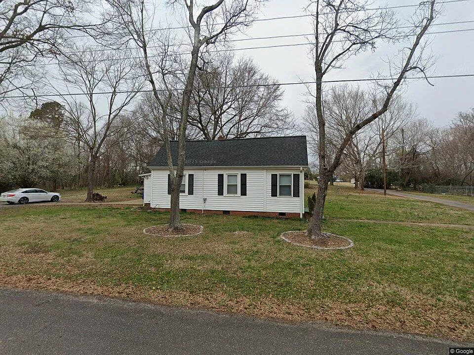 120 Pineland Ave — Photo 1