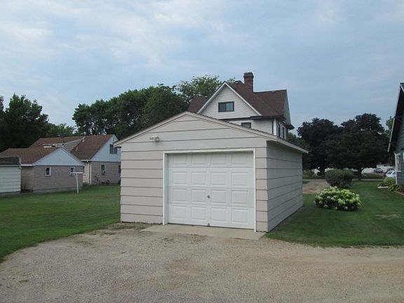 2nd image of 808 Armstrong Blvd N