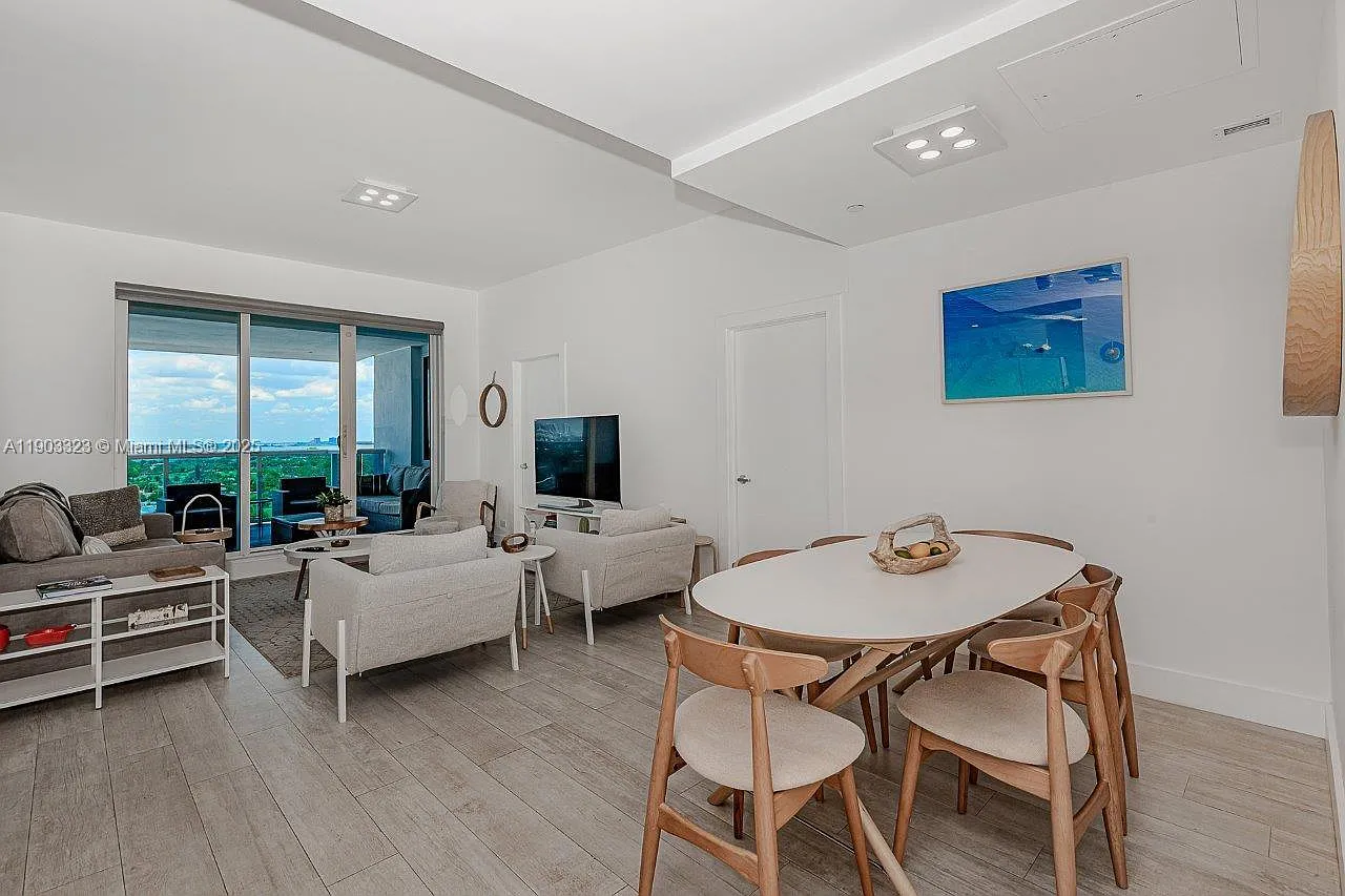 Roney Palace Condo — Photo 1