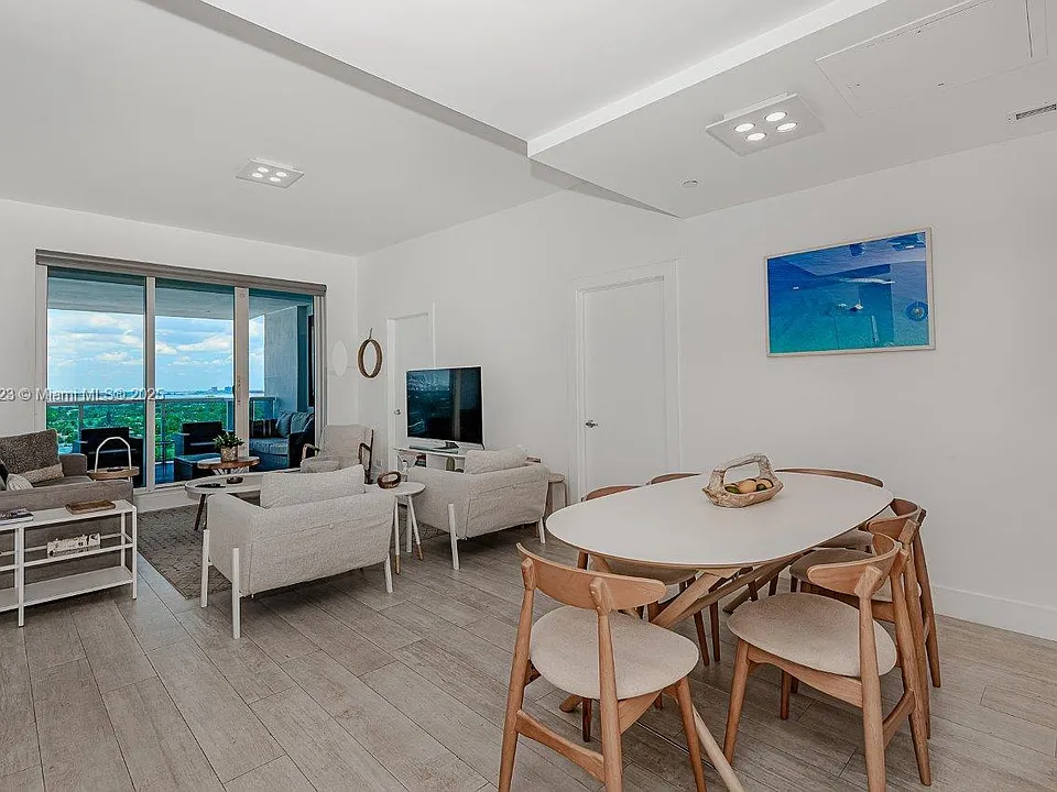 2301 Collins Ave #21