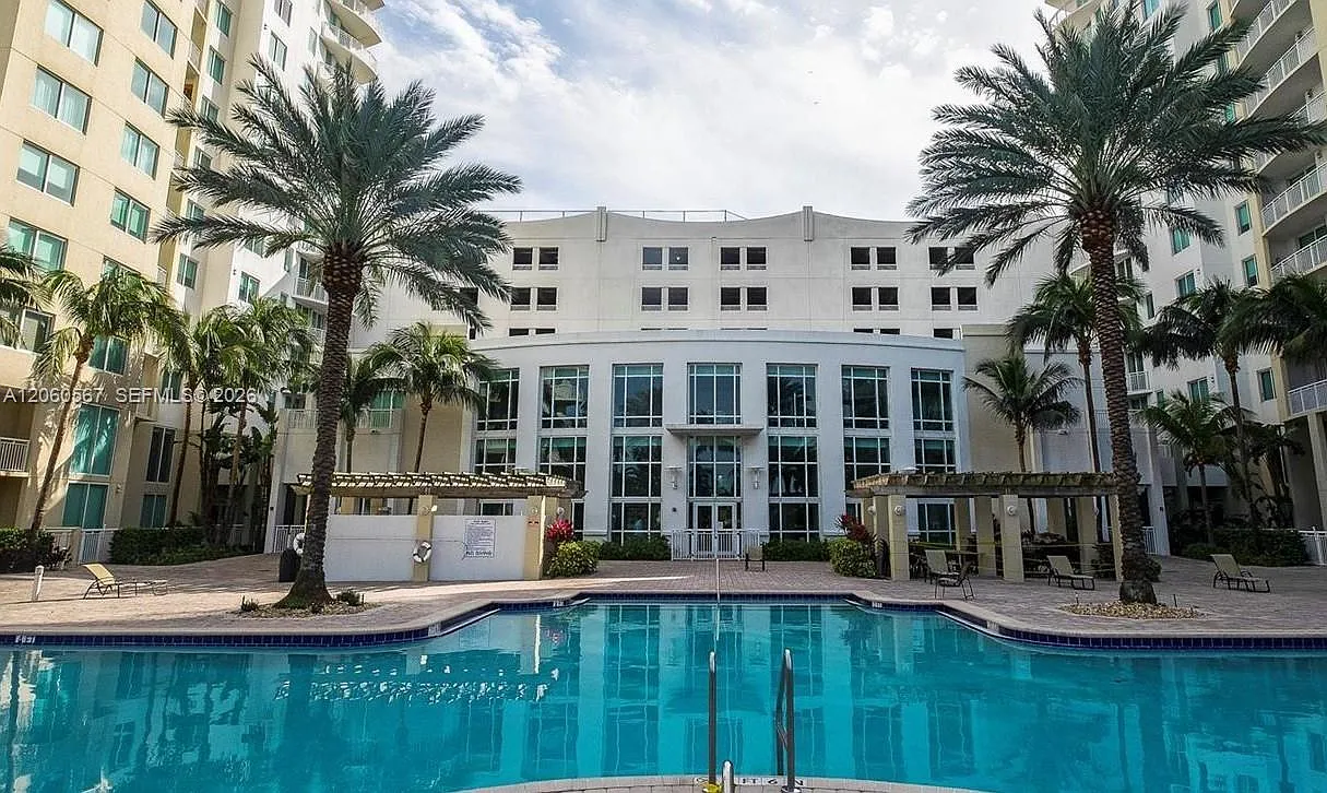 Duo Condominium West — Photo 1