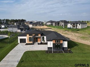 19013 Acorn Dr, Gretna, NE 68028