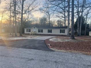 124 Sue Ella Ct, Townville, SC 29689