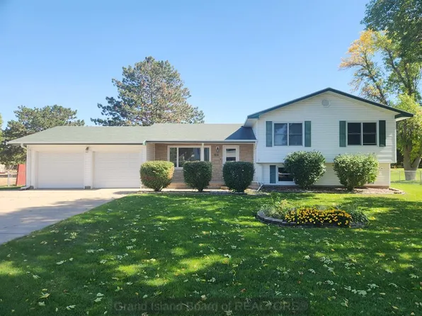 919 McMartin Ave, Grand Island, NE 68801