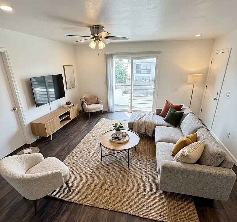 402 N Ardmore Ave #204