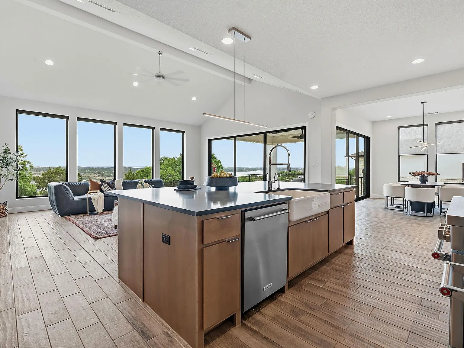 4 bed, 4.0 bath, 3836 sqft, $6,200 — Photo 2