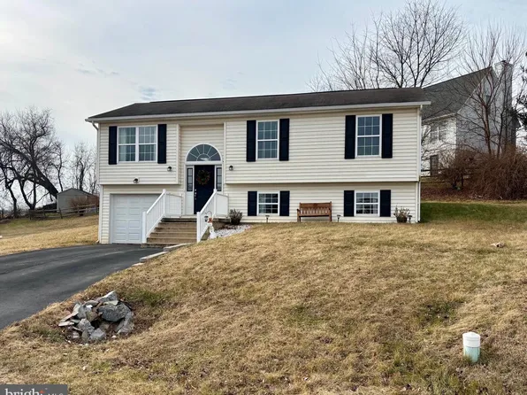 496 Dinali Dr, Martinsburg, WV 25403