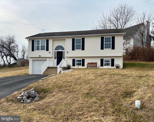 496 Dinali Dr, Martinsburg, WV 25403