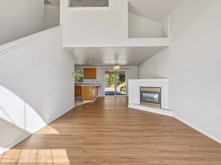 916 McCormick St NE — Photo 5