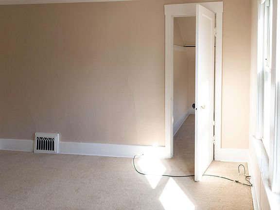 5th image of 271 Burnham St W