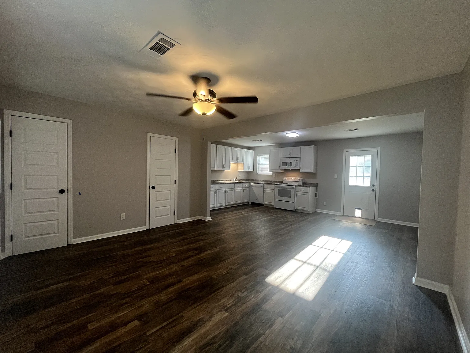 Edgewood Lane 1004 - 1 — Photo 4