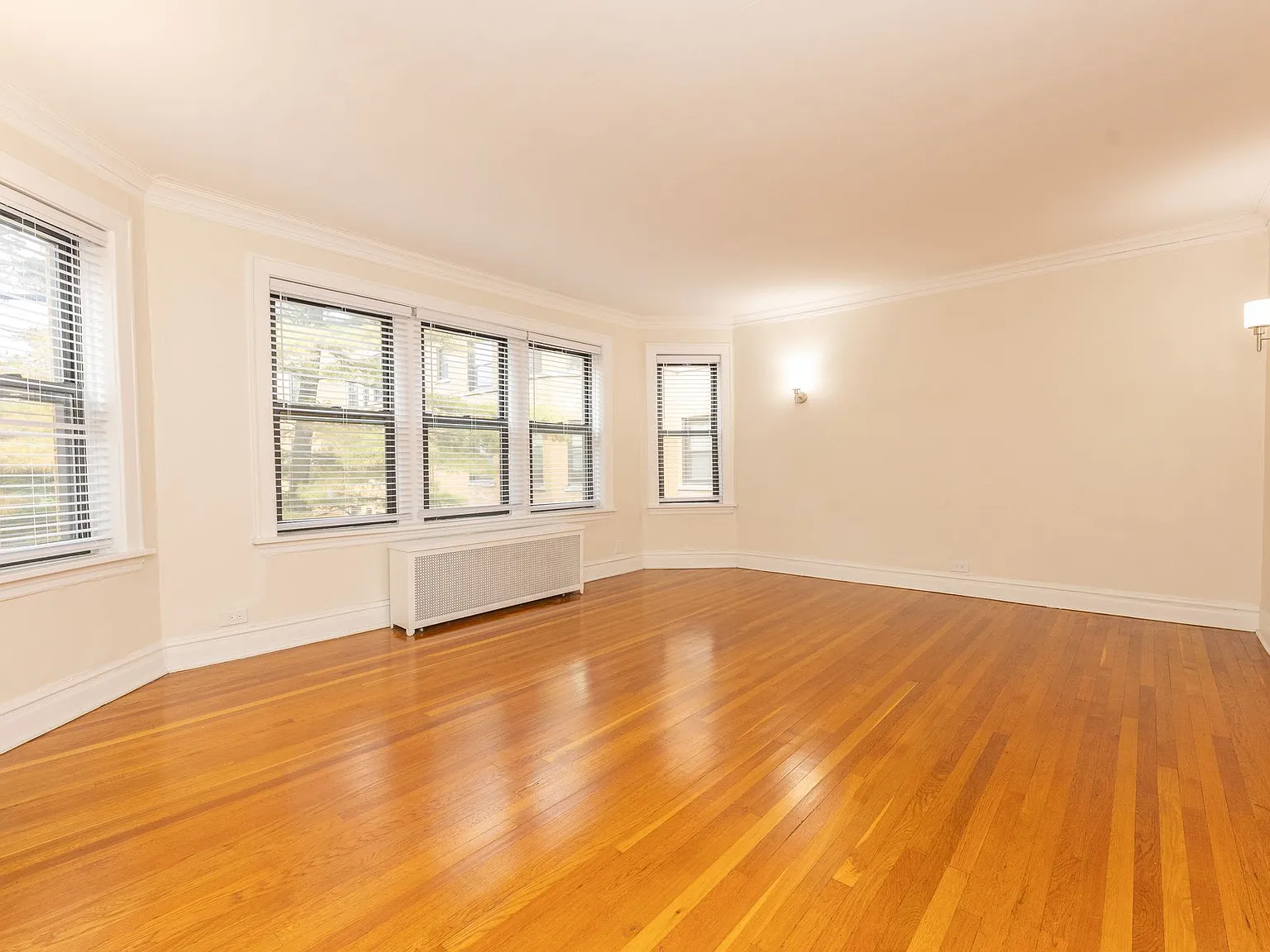 605 Hinman — Photo 3