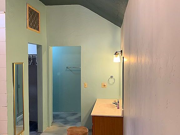 unit 1 bath and closet