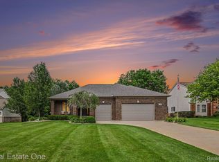 720 Scott Dr, Highland, MI 48356