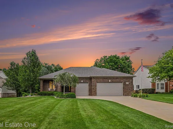 720 Scott Dr, Highland, MI 48356