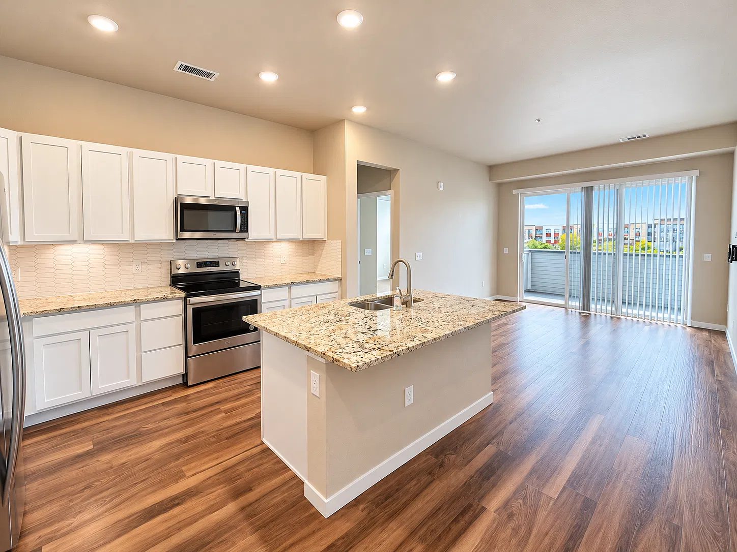 2 bed, 2.0 bath, 1118 sqft, $2,000 — Photo 2